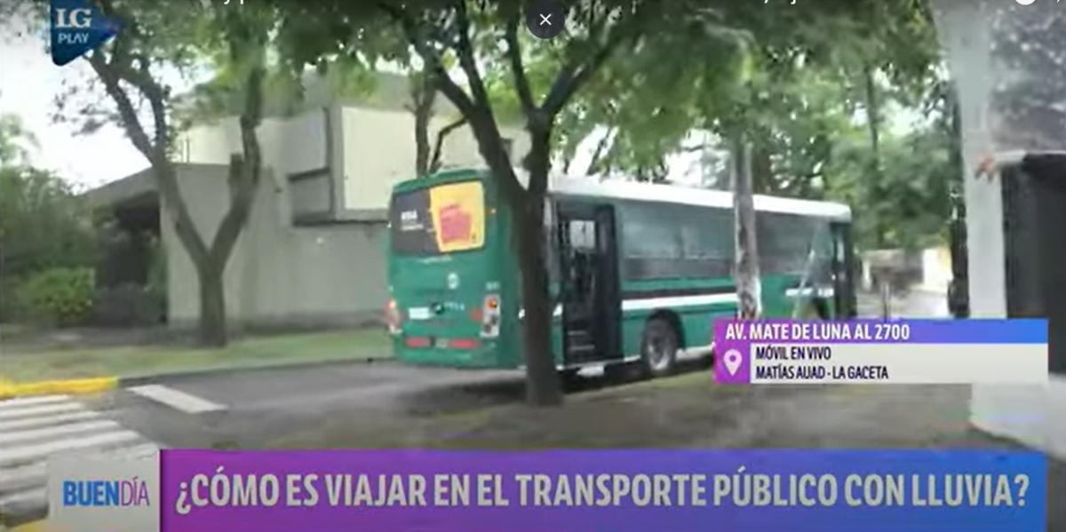 Viajar en transporte público con lluvia en Tucumán: un colectivo se averió y tuvo que parar su recorrido