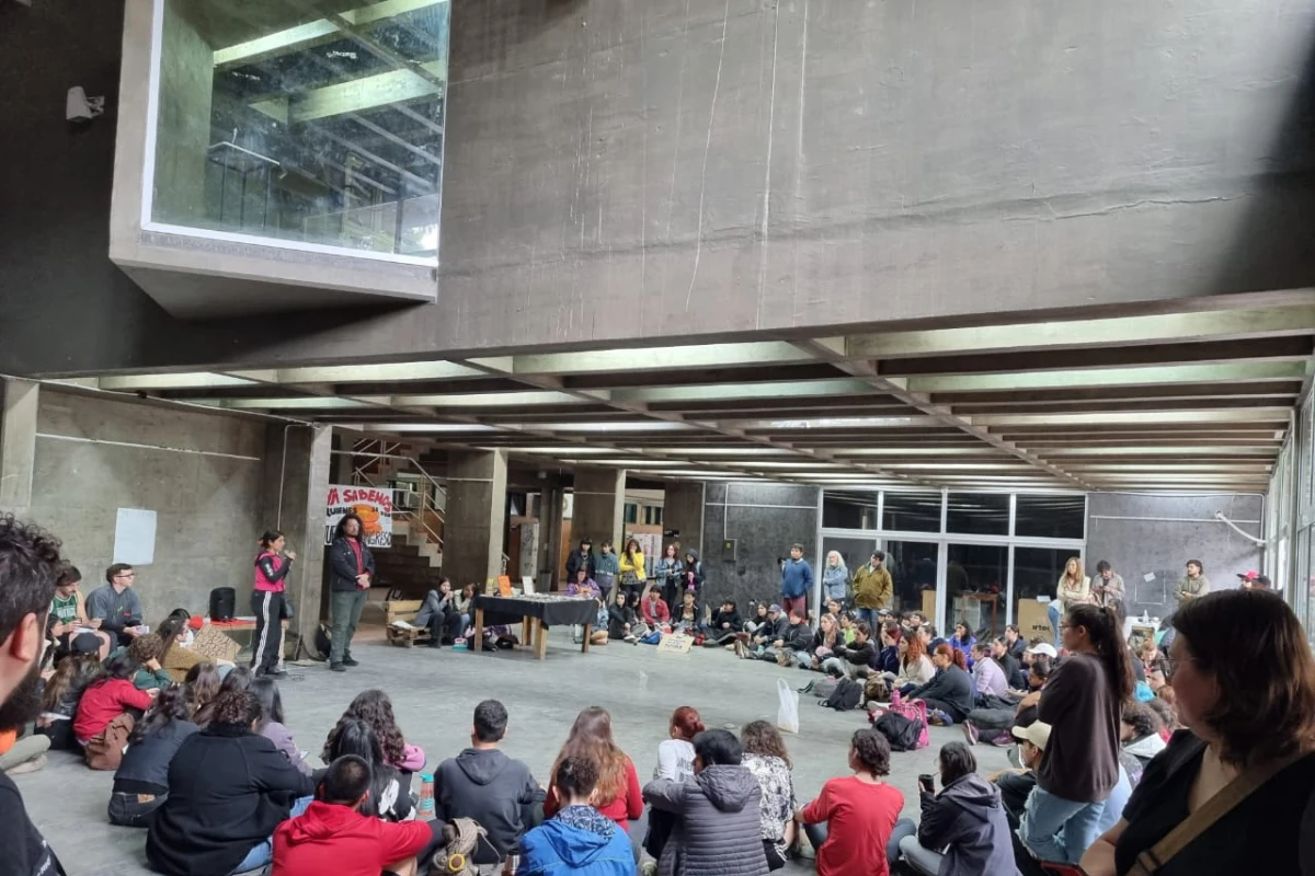 FACULTAD DE ARTES. Los estudiantes decidieron realizar una toma simbólica.