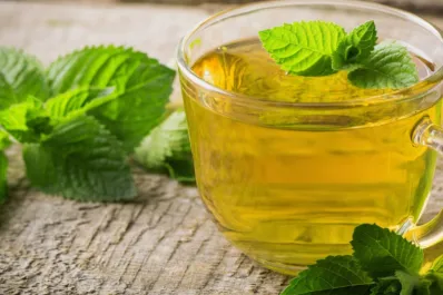 La infusión que limpia tu hígado y protege los riñones: fácil de preparar