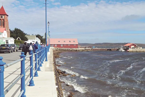 El primer ministro británico prometió defender a los habitantes de las Malvinas y envió a un alto funcionario