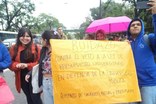 En defensa de la educación pública: estudiantes protestan en la Facultad de Filosofía y Letras