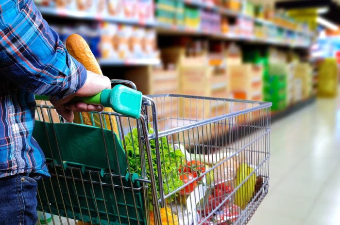 COMPRAS AJUSTADAS. Las compras en el supermercado tienden a recuperarse, aunque las operaciones son selectivas y financiadas con tarjetas.