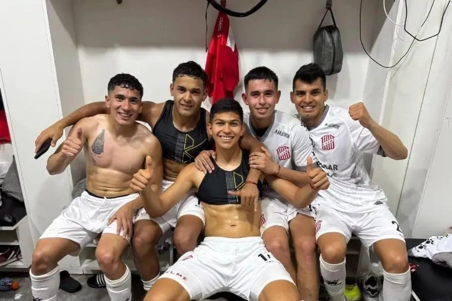 FELICES. Ulises Vera, Alan Cisnero, Tiago Peñalba, Nicolás Moreno y Mauro Verón celebran la clasificación a la final.