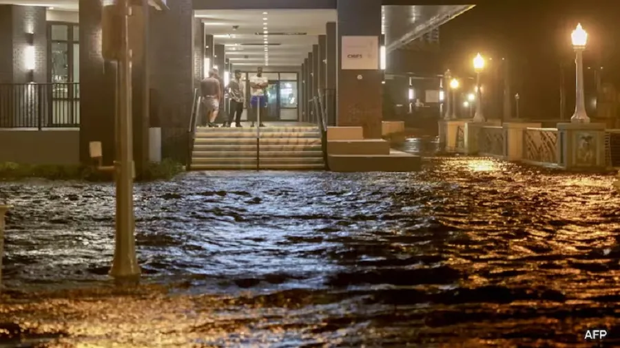 La tormenta extremadamente peligrosa de categoría 3 tocó tierra cerca de Siesta Key.