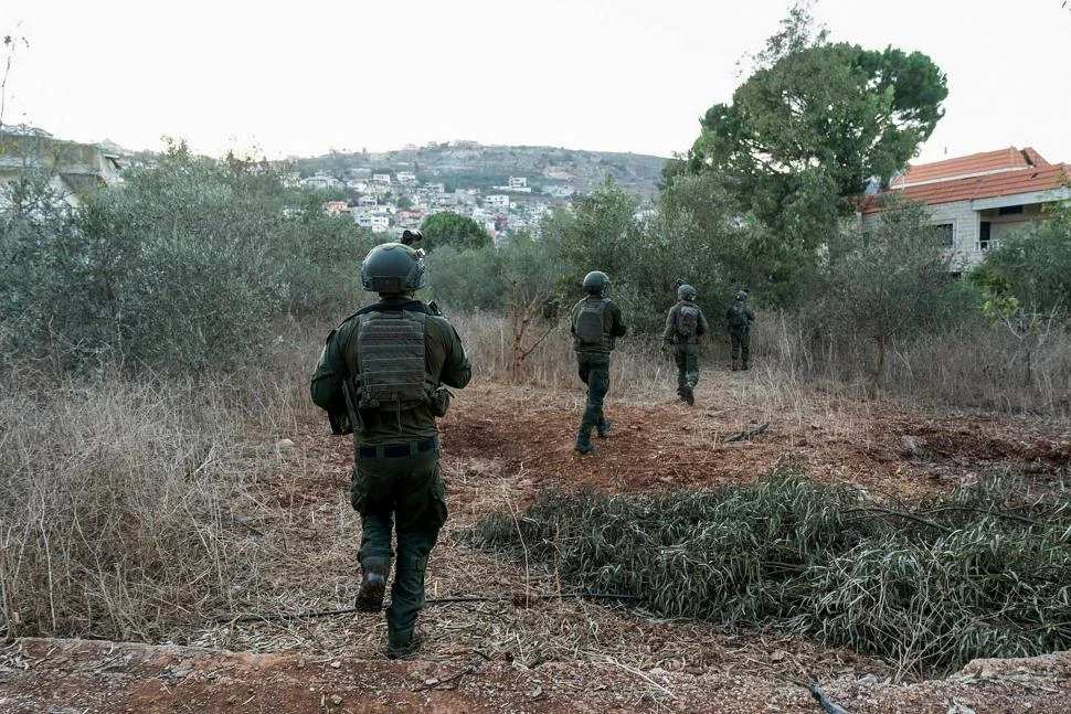 OPERATIVO. Soldados israelíes recorren el terreno cerca del límite de Israel con el sur de Líbano.