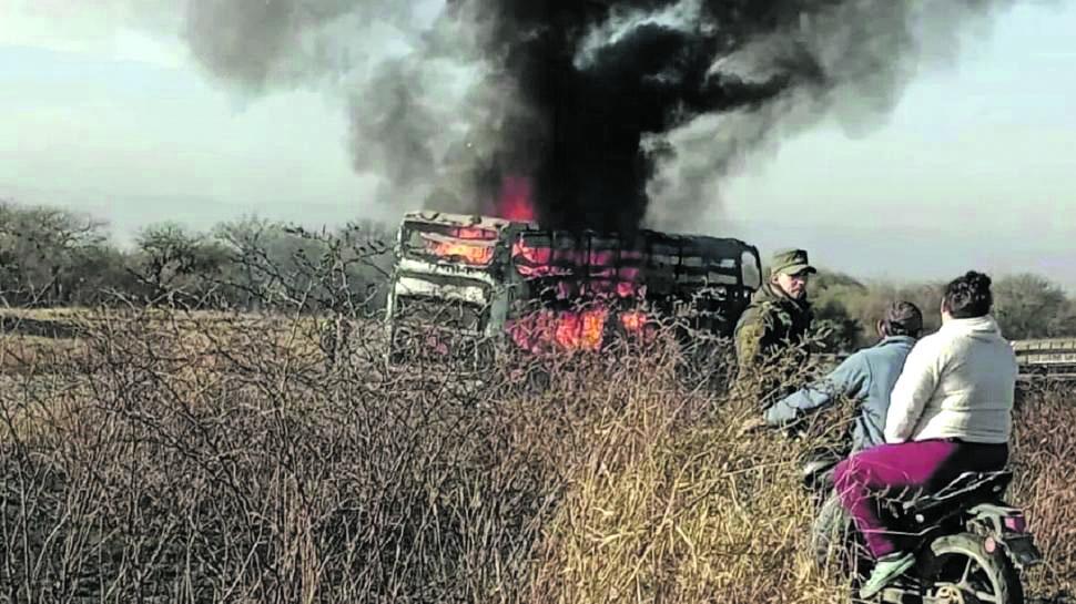 VÍNCULOS. El micro que fue incendiado en Trancas en julio de este año.