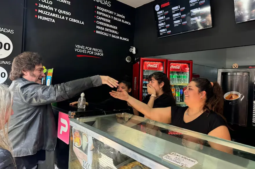 Milei visitó el local de empanadas donde se resguardó el influencer libertario