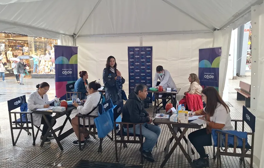 CERCA DE LA GENTE. A pesar de la lluvia hubo mucha concurrencia al stand. 