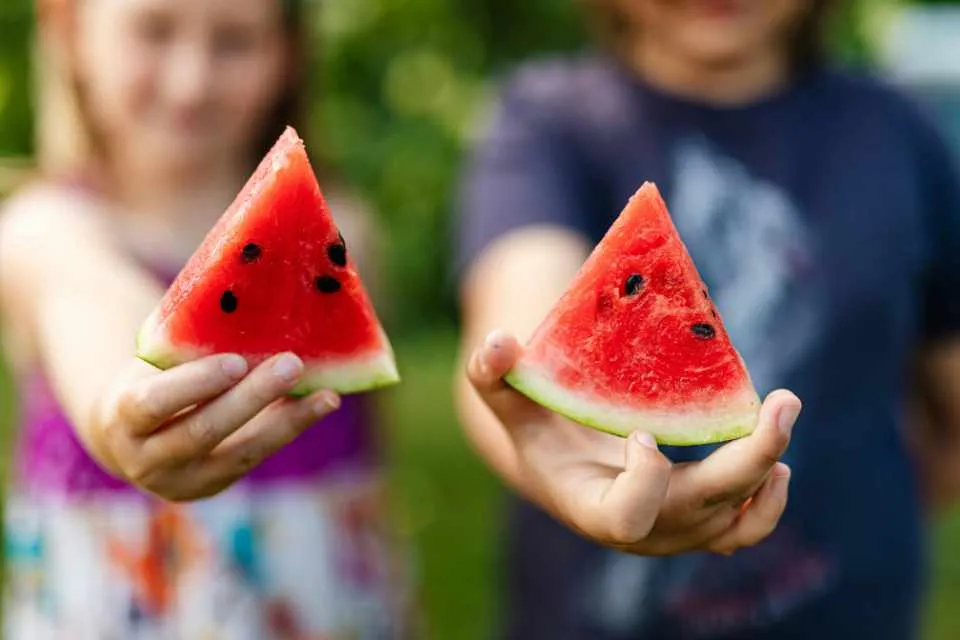 Los padres deben cuidar qué comen sus hijos durante el crecimiento.