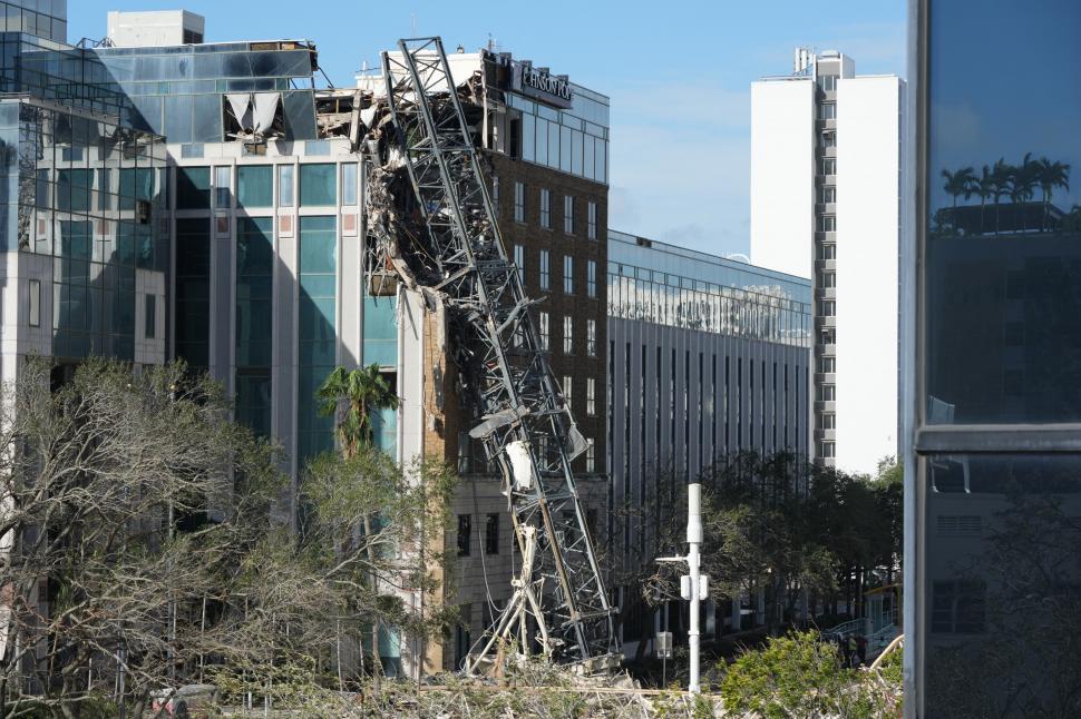 COLAPSO. Una grúa cayó sobre una construcción en San Petersburgo, Florida, por el fuerte viento.