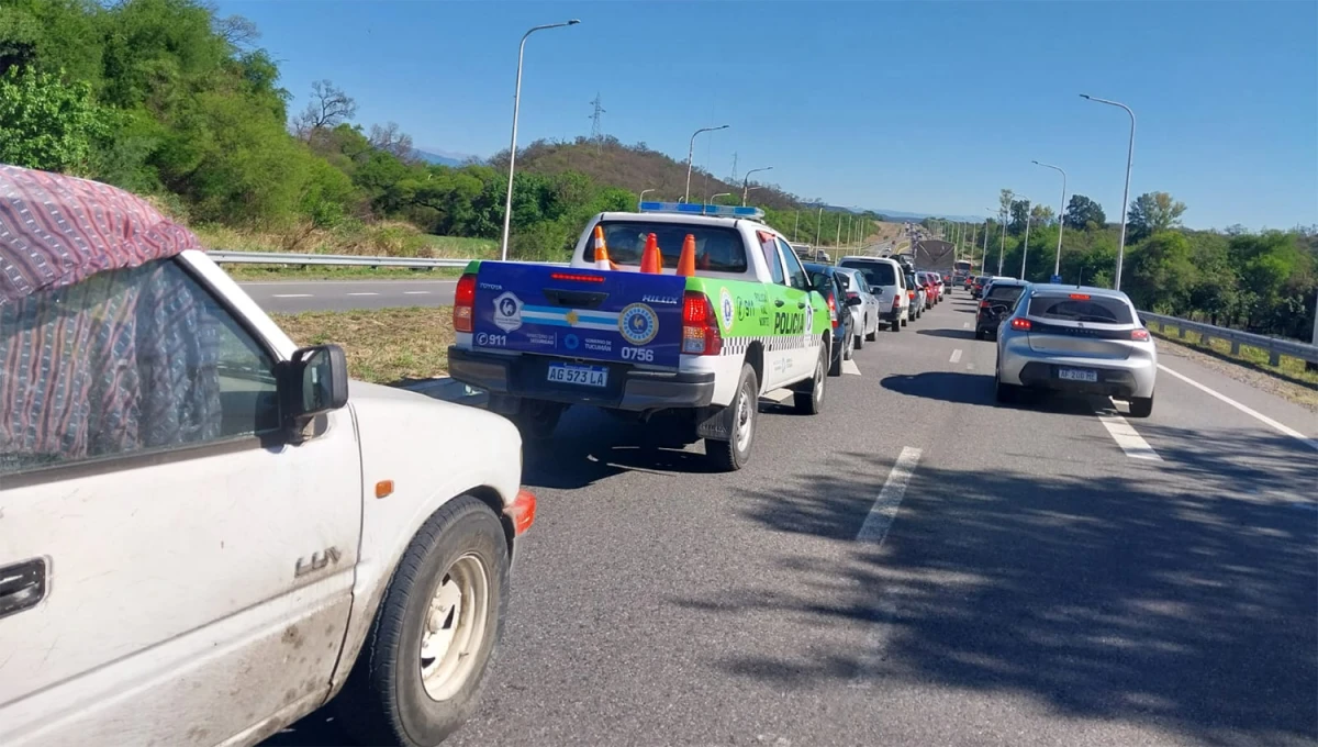 LARGA ESPERA. El choque ocurrió alrededor de dos kilómetros al norte del acceso a Tapia.