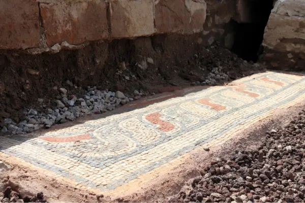 Hallaron en Turquía la tumba de un gladiador romano de 1800 años junto a los restos de 12 individuos más