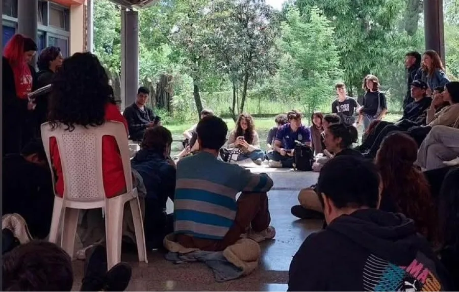 Los estudiantes, en asambleas.