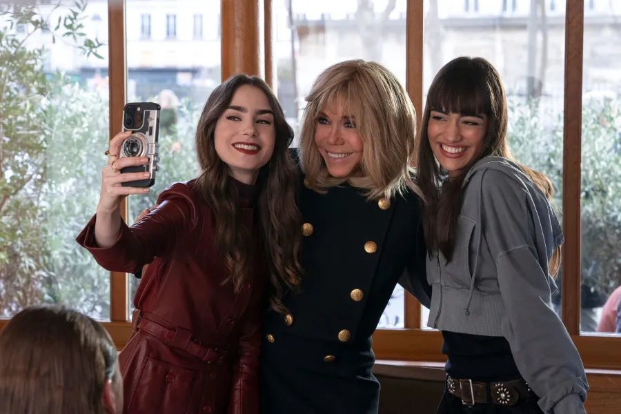 SELFIE CON LA PRIMERA DAMA. Brigitte Macron apareció en la serie Emily in Paris durante unos pocos segundos. / NETFLIX