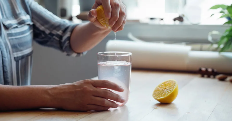 La verdad sobre el agua con limón: beneficios y riesgos