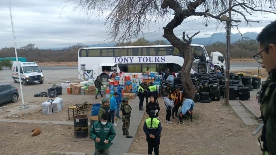 OPERATIVO EXITOSO. Gendarmes y policías tucumanos cuando detuvieron un tour de compras en la localidad de 7 de Abril, al norte de la provincia.