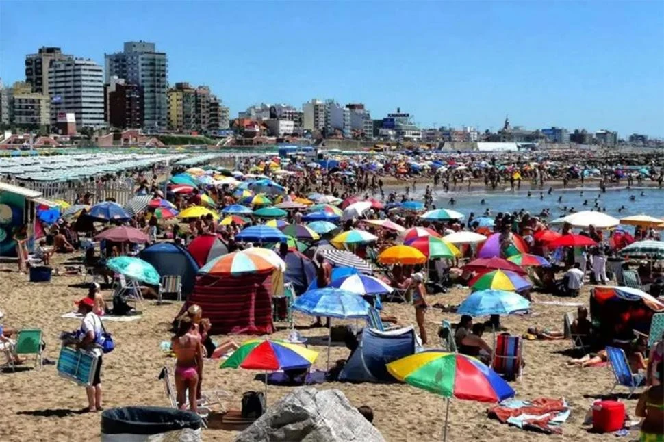 LAS OLAS Y EL VIENTO. Una vez más Mar del Plata promete ser una de las playas más elegidas para descansar.