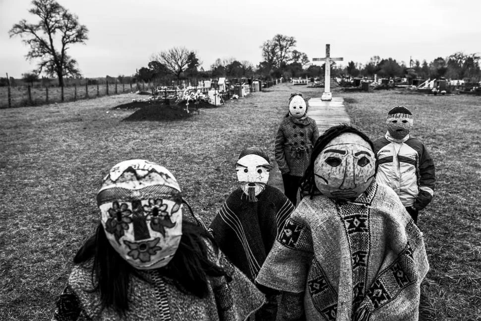 MAIHUE, LOS RÍOS, CHILE. Niños en el cementerio mapuche, se puede visitar en el Espacio Lola Mora.