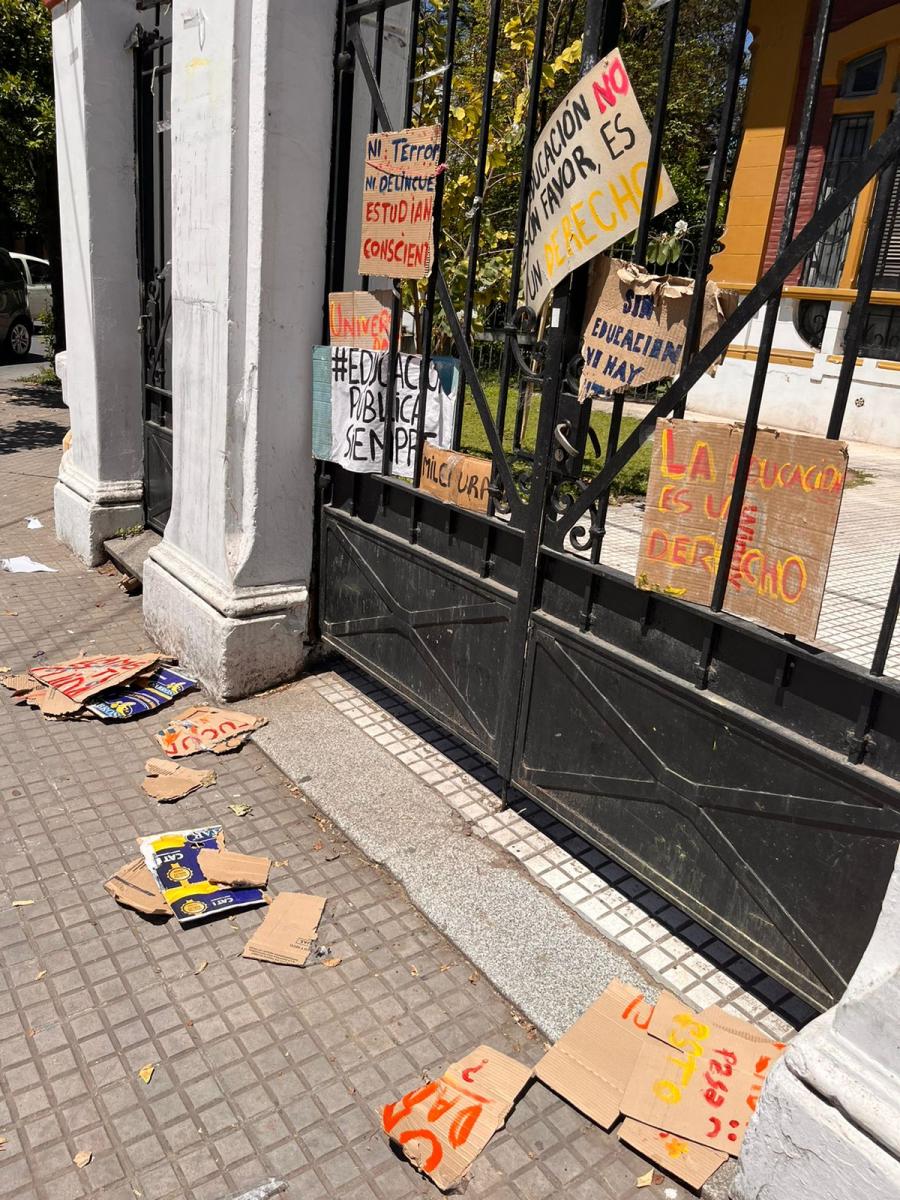 Facultad de Artes: vandalizaron los carteles que habían colocado los estudiantes en rechazo al veto