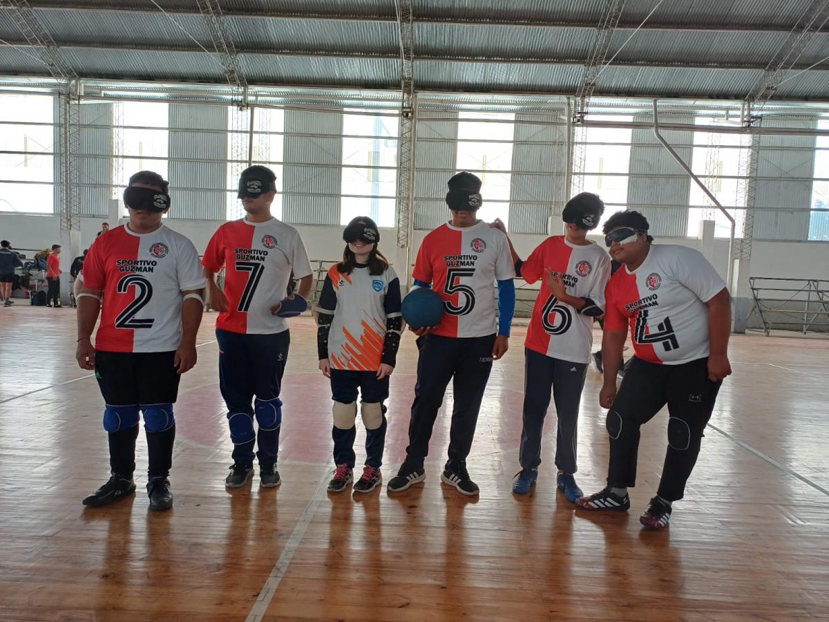 Es ciego, juega al fútbol en Atlético Tucumán, al Goalball en Sportivo Guzmán y fue convocado por la Selección Argentina