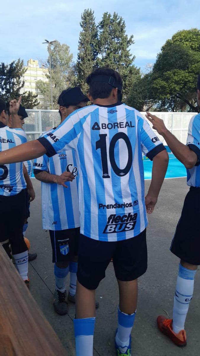 Es ciego, juega al fútbol en Atlético Tucumán, al Goalball en Sportivo Guzmán y fue convocado por la Selección Argentina