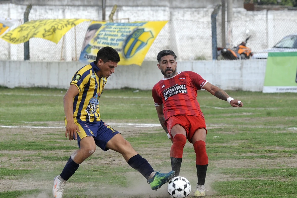 EN EL COLMENAR. Gómez, de Experimental, y Cabrera, de San Antonio, disputan la pelota en la mitad del campo. 