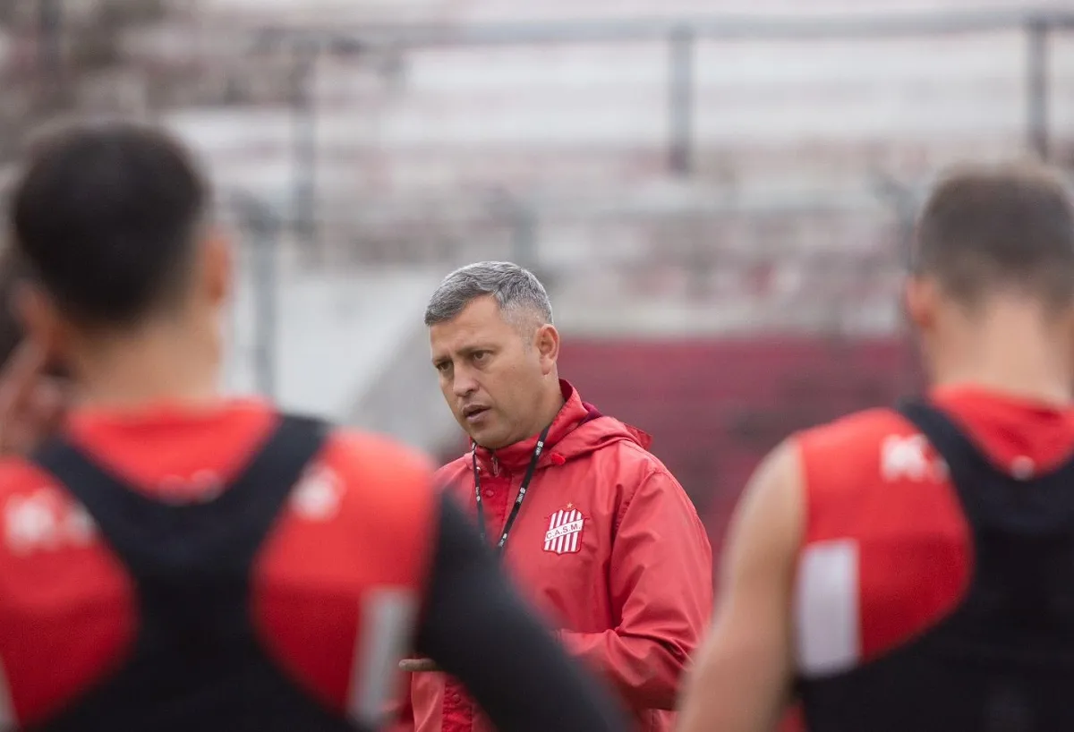 EL OBJETIVO. Flores espera que todos los futbolistas lleguen en las mejores condiciones a la final de la Primera Nacional.