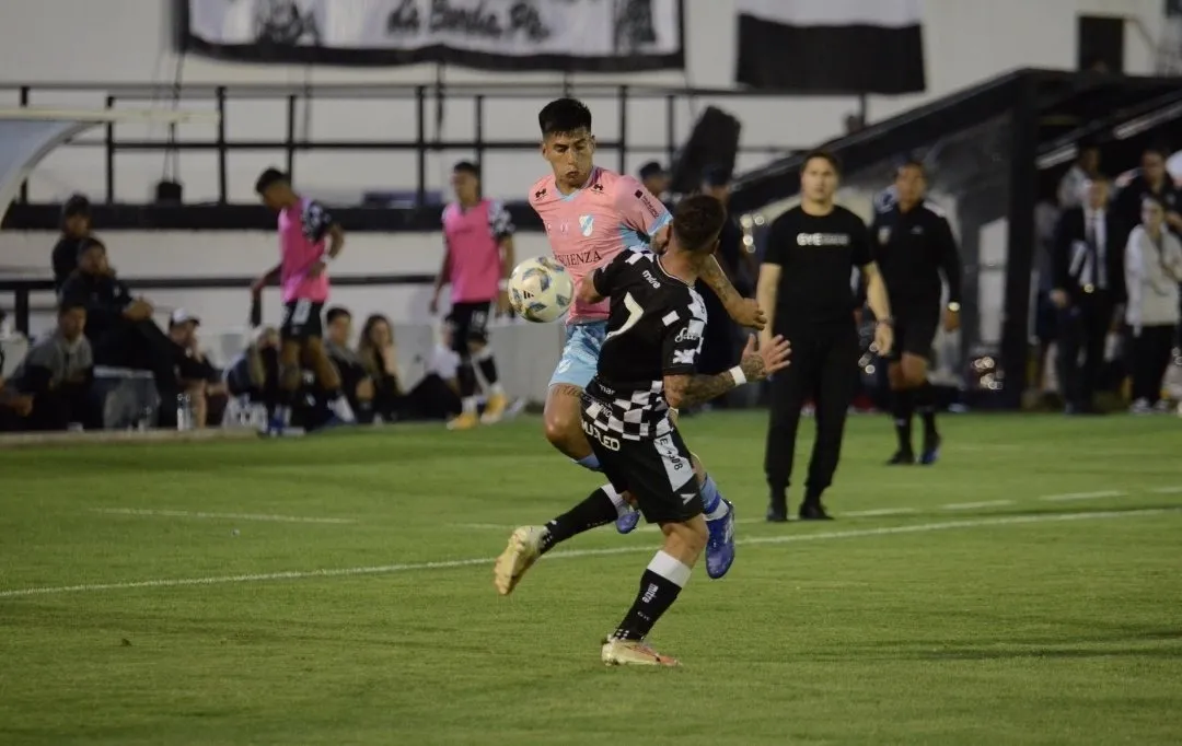 NO PUDO SER. Gimnasia de Mendoza lo ganaba, pero Temperley lo dio vuelta en tiempo de descuento.