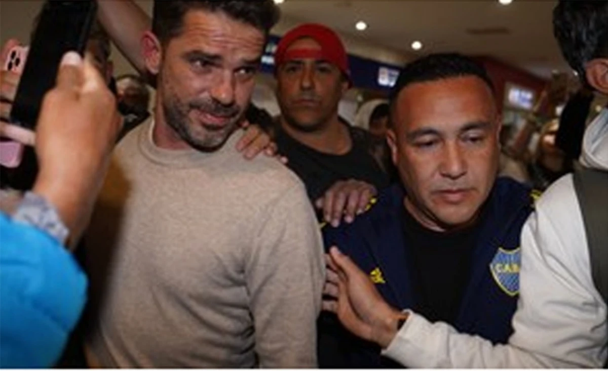 MULTITUD. Fernando Gago llegó al país y se sacó fotos con varios hinchas del Xeneize que lo esperaron en el aeropuerto.