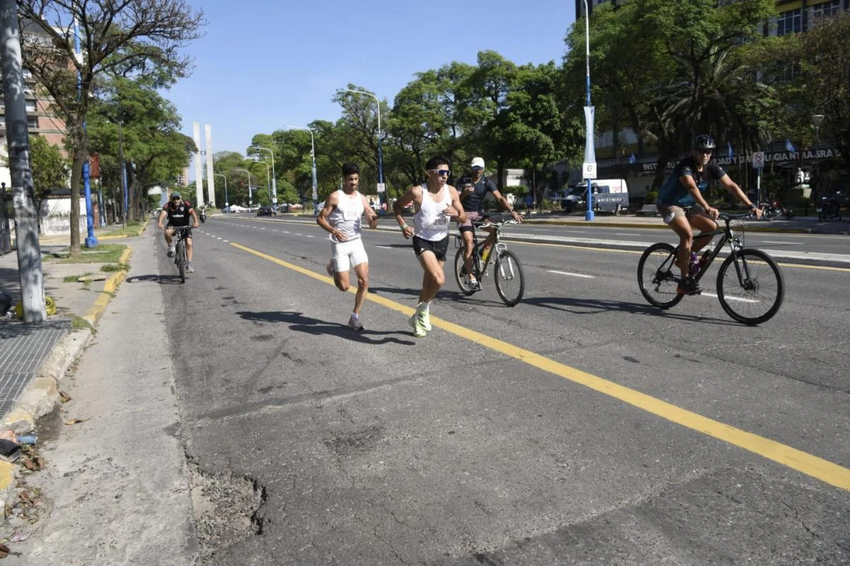 Chavarría y Díaz Mateo van palmo a palmo luego de pasar por el Monumento del Bicentenario