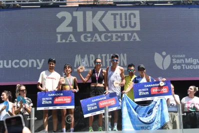 Ezequiel Chavarría y Viviana Villareal ganadores de los 21K en la fiesta de la carrera que engalanó las calles de San Miguel de Tucumán
