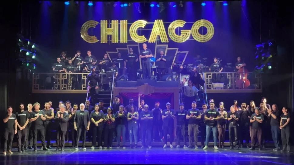 EL EQUIPO EN PLENO. Medio centenar de personas intervienen en la puesta en escena del musical “Chicago”.