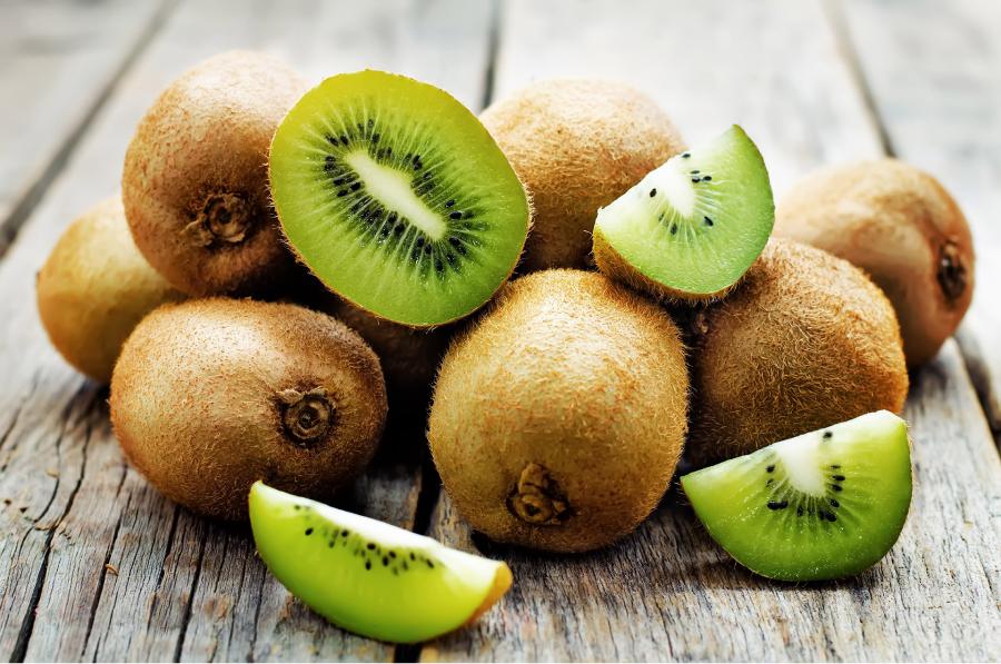 El kiwi es fuente de vitamina c y ayuda a mejorar el estado de ánimo