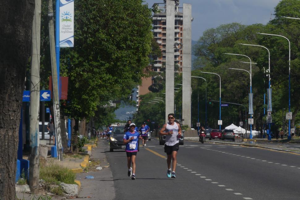 El monumento al Bicentenario; al fondo el cerro. 