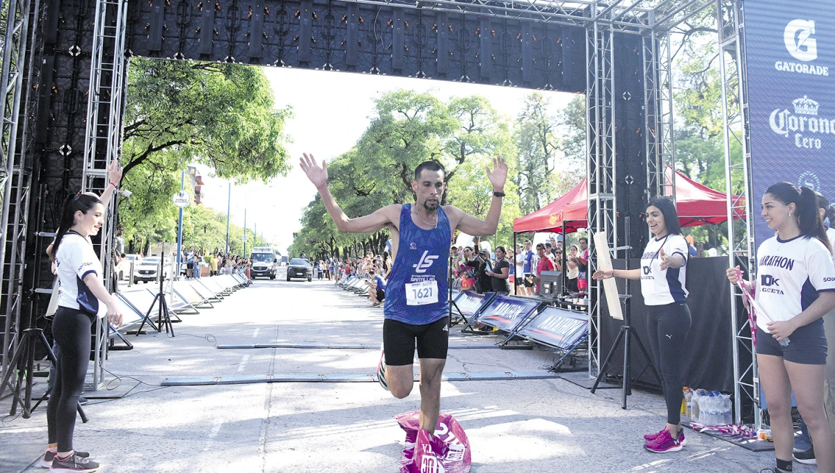 EL MOMENTO JUSTO. Santillán cruza la meta y se asegura el triunfo en 10K.