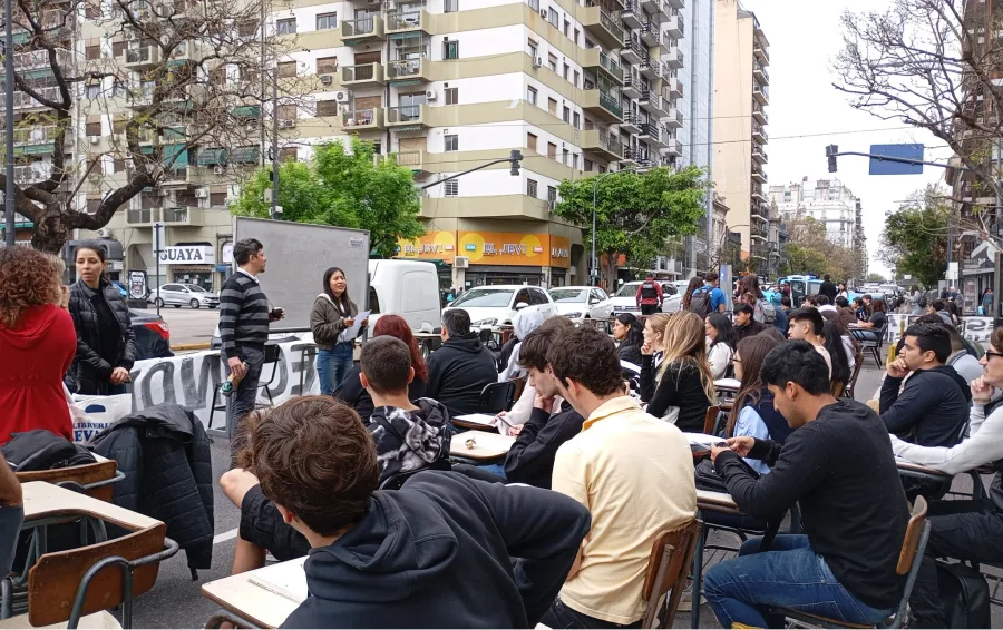 CLASES PUBLICAS. Los estudiantes de Ciencias Económicas resolvieron hacer clases en las calles. / X @MDSuarez.