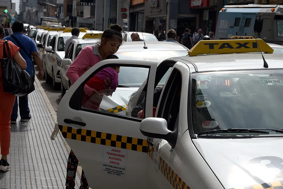 EN CRISIS. La proliferación de plataformas pone en jaque a los taxistas. 