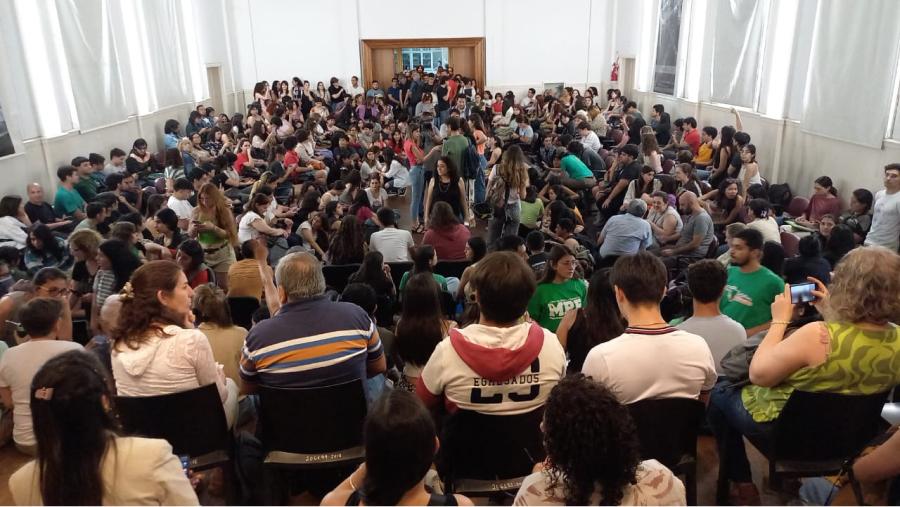 ASAMBLEA EN FILO. Estudiantes, docentes y no docentes de Filosofía y Letras se reunieron para discutir las medidas. / X @CansecoEmiliano.