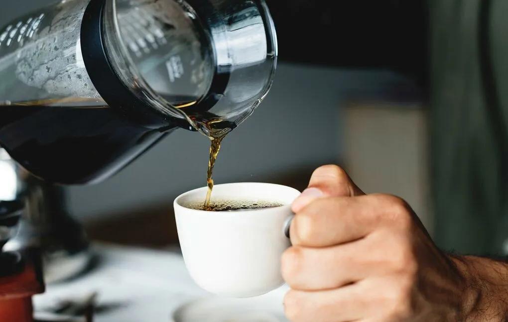 Descubrí los beneficios de tomar café con hielo en días de calor