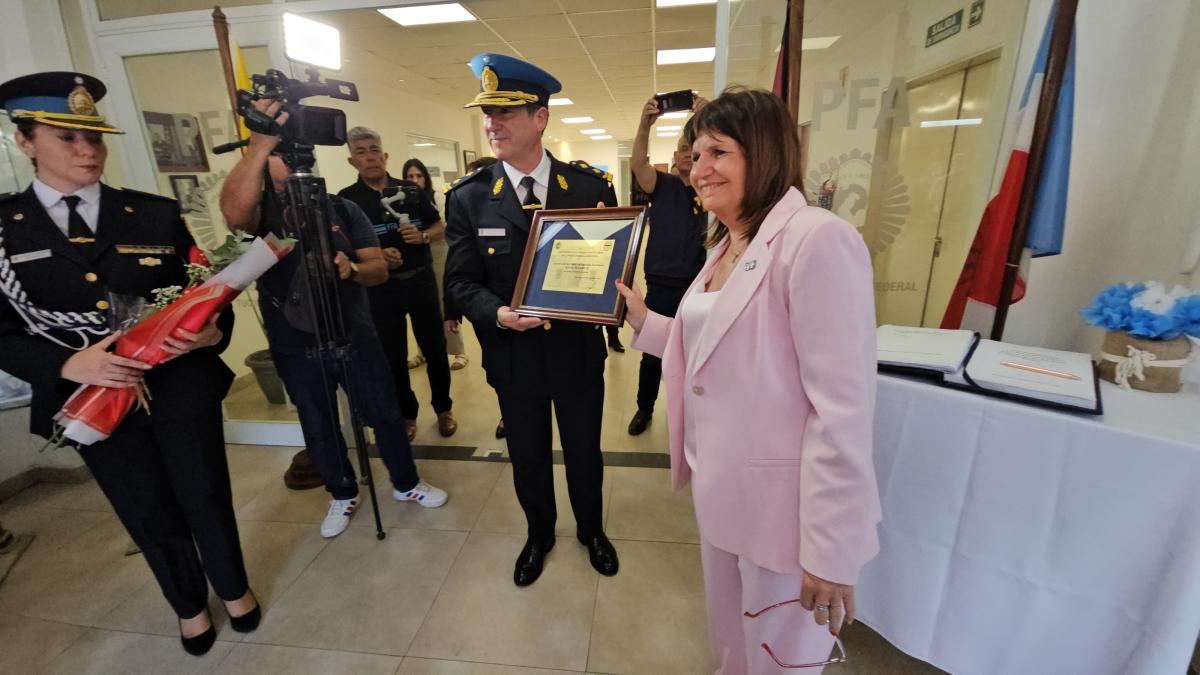 Patricia Bullrich saludó al personal de la Agencia Regional de la Policía Federal