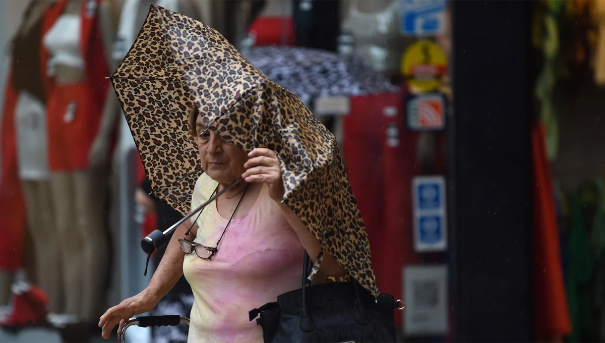 PREPARADOS. Habrá que salir con paraguas a la calle ante las altas probabilidades de lluvias.