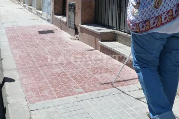 Día Internacional del Bastón Blanco: Para las personas ciegas, las veredas rotas en Tucumán son una dificultad