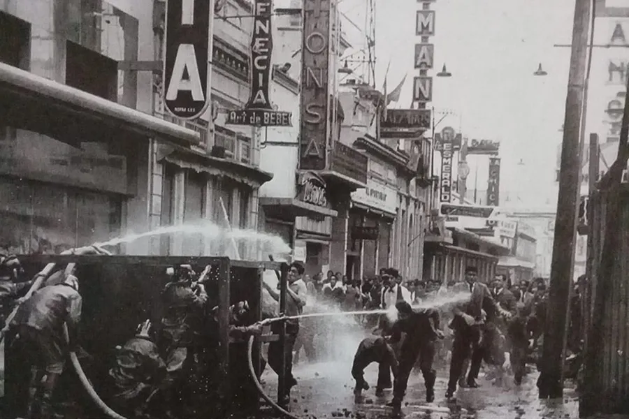 1958. CONFLICTO ENTRE ESTUDIANTES Y POLICÍAS. Foto de Ángel Edmundo Font. Premio SIP-Mergenhaler