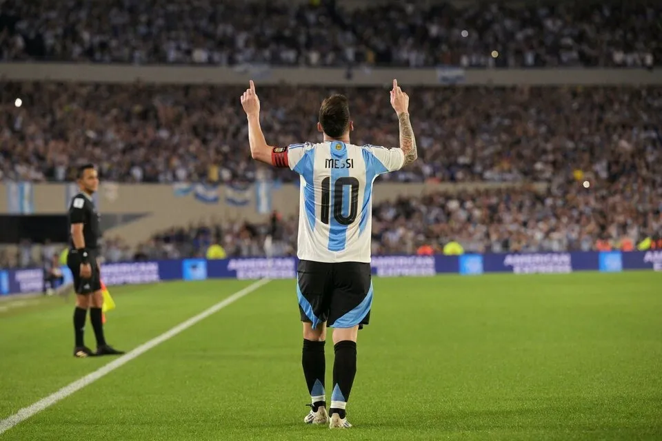 FIGURITA REPETIDA. Con el dorsal 10 de Argentina, Lionel Messi alcanzó los 100 goles. En total lleva 112.