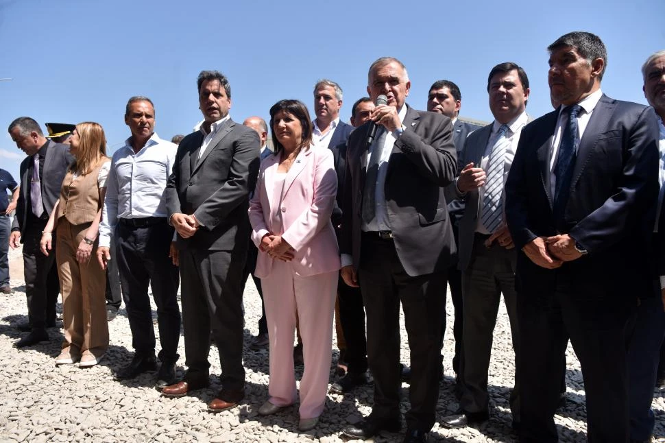 LANZAMIENTO. El gobernador, Osvaldo Jaldo; la ministra Patricia Bullrich, y funcionarios durante el discurso de presentación. 