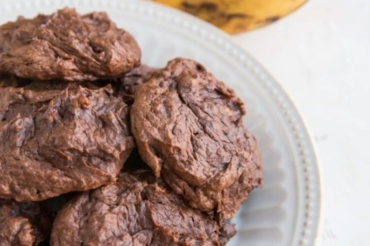 Bocados de banana y chocolate en pocos pasos. 