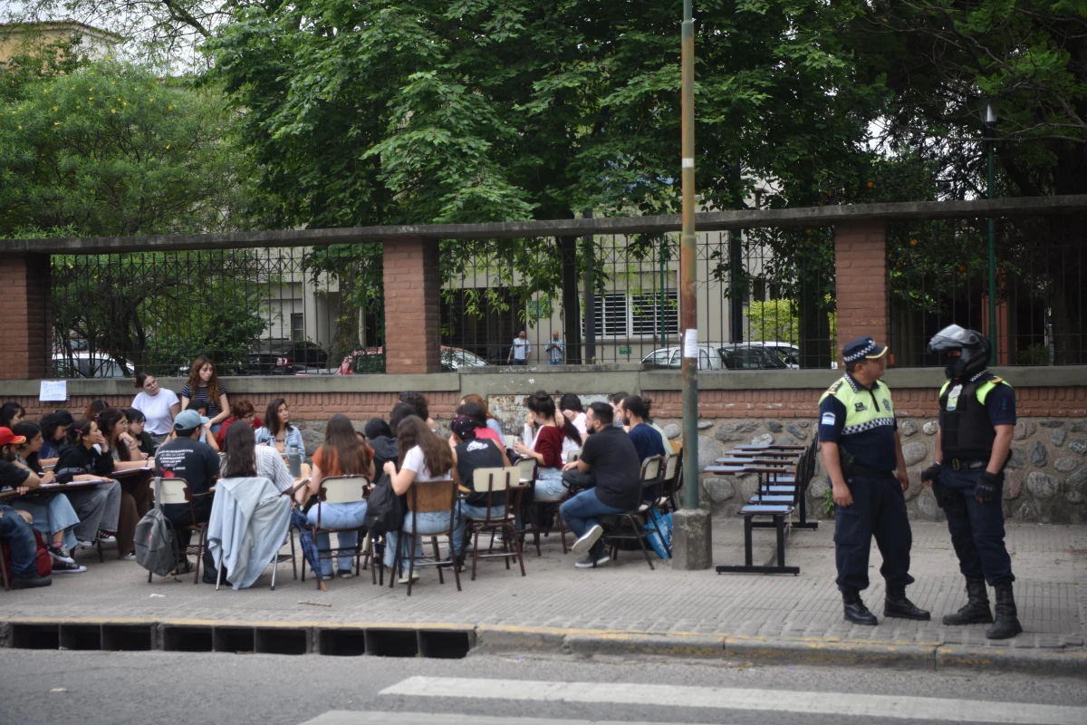 Intervención policial en la Facultad de Filosofía y Letras. LA GACETA / INÉS QUINTEROS ORIO