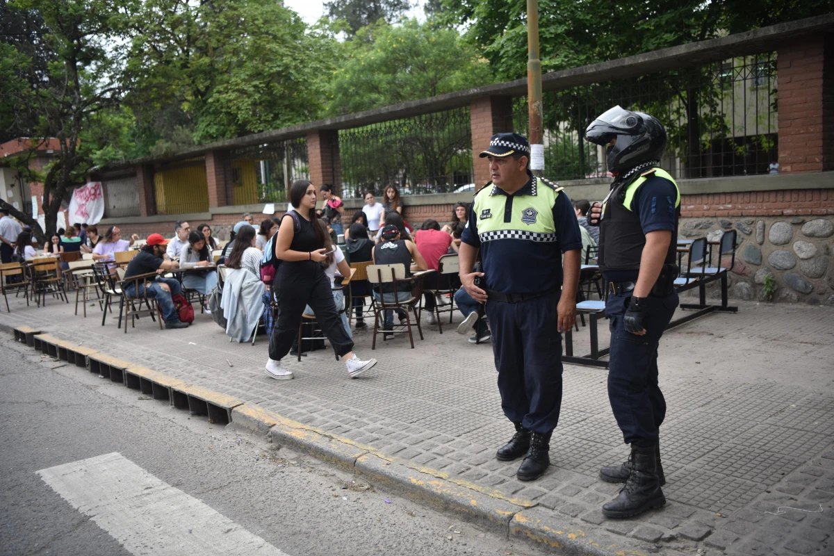 Presencia policial en la protesta de estudiantes universitarios. LA GACETA / INÉS QUINTEROS ORIO