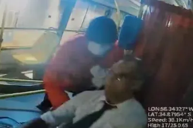 Video: un hombre subió al colectivo y mató al chofer de dos puñaladas en Buenos Aires