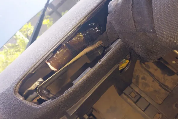Encontraron más de ocho kilos de cocaína ocultos en el panel de control de un auto en Salta